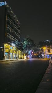 uma rua vazia numa cidade à noite em Moc Hoang Hotel em Hanói