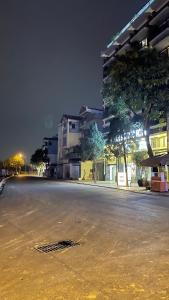una calle vacía en una ciudad por la noche en Moc Hoang Hotel en Hanoi