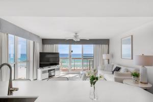 - un salon blanc avec vue sur l'océan dans l'établissement Pelican Beach Resort 501, à Destin