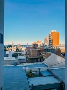 une vue d'une ville depuis le toit d'un immeuble dans l'établissement Espectacular departamento a metros del mar, à Puerto Madryn