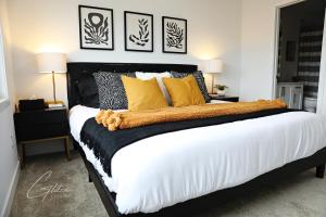 Ένα ή περισσότερα κρεβάτια σε δωμάτιο στο BoHo Modern Retreat King Bed,Fireplace,Disney