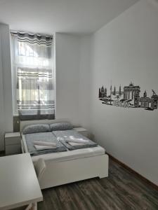 1 dormitorio con cama, mesa y ventana en Kiez Box TwentyForSeven private room, en Berlín