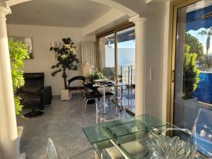 a living room with a glass table and a view of the ocean at GRAND LARGE Méditerranée in Cagnes-sur-Mer
