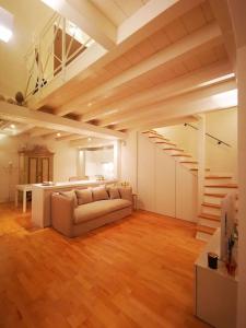 uma sala de estar com um sofá e uma escada em Gombruti14 Boutique Home em Bolonha