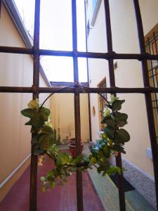 um quarto com uma janela com uma planta em Gombruti14 Boutique Home em Bolonha