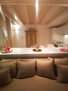 uma sala de estar com um sofá e uma cozinha em Gombruti14 Boutique Home em Bolonha