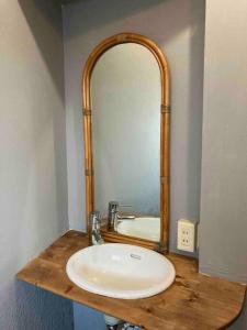 a bathroom with a sink and a mirror at 揚羽屋 小諸駅徒歩2分 1日1組限定 ひとりでも泊まれます Agehaya Historical house Center of the town 2minutes walk from Komoro station in Komoro