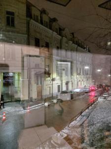une photo floue d'une rue de la ville la nuit dans l'établissement Шикарні апартаменти поруч з Майданом, à Kiev