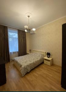 - une chambre avec un lit et une grande fenêtre dans l'établissement Шикарні апартаменти поруч з Майданом, à Kiev