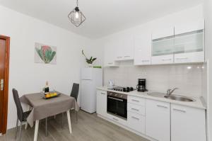 Kuchyň nebo kuchyňský kout v ubytování Apartments Silvana