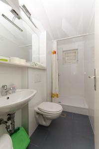 A bathroom at Apartments Jadranka