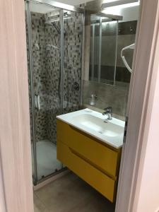 W łazience znajduje się umywalka i prysznic. w obiekcie Casa vacanze Capo Rizzuto 1 w mieście Ovile la Marinella