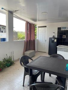 - une table et des chaises dans une pièce avec cuisine dans l'établissement sophia house, à Carthagène des Indes