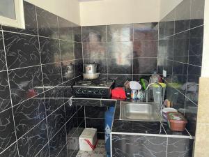 une petite cuisine avec une cuisinière et un évier dans l'établissement sophia house, à Carthagène des Indes 2 autres photos