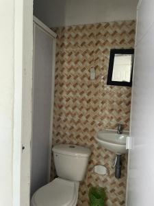 ein kleines Bad mit WC und Waschbecken in der Unterkunft sophia house in Cartagena de Indias