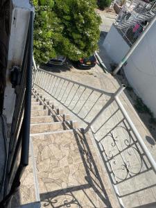 un escalier menant à une maison dans l'établissement sophia house, à Carthagène des Indes