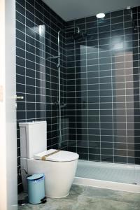 un baño con inodoro y ducha en SwordFish Sea View Apartment, en Peniche 25 fotos más