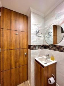bagno con lavandino e specchio di Loft de Lujo en Santa Rosa De Cabal a Santa Rosa de Cabal