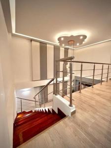 una escalera en un edificio con escalera en Loft de Lujo en Santa Rosa De Cabal, en Santa Rosa de Cabal