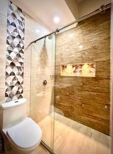 y baño con aseo y ducha acristalada. en Loft de Lujo en Santa Rosa De Cabal, en Santa Rosa de Cabal