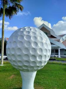 eine große weiße Golfballstatue im Gras in der Unterkunft Kuala Terengganu Golf Resort by Ancasa Hotels & Resorts in Kuala Terengganu