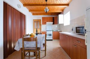 eine Küche mit einem Tisch und Stühlen im Zimmer in der Unterkunft Apartment Marija Durdica in Lopar