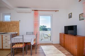 Televízia a/alebo spoločenská miestnosť v ubytovaní Apartments Blazenka