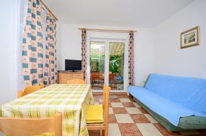 Televízia a/alebo spoločenská miestnosť v ubytovaní Apartments Blazenka