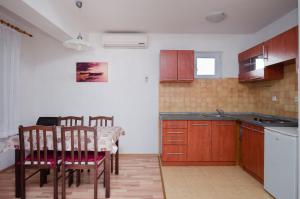 Kuchyňa alebo kuchynka v ubytovaní Apartments Blazenka