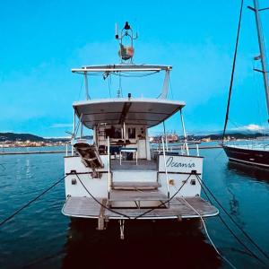 um barco branco sentado na água em Motobarca Oceania em La Spezia