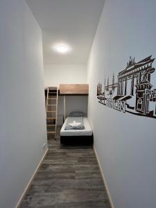 Kiez Box TwentyForSeven private room في برلين: غرفة صغيرة بها سرير وجدار