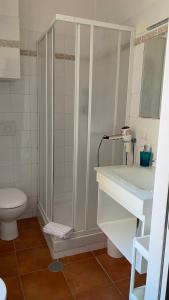 ローマにあるPrati Apartmentのバスルーム(シャワー、洗面台、トイレ付)