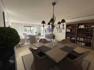 uma mesa de jantar e cadeiras numa sala de estar em Luxurious and light 3 bedroom penthouse em Estepona