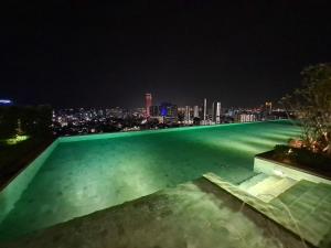een zwembad met een skyline van de stad 's nachts bij Beacon Executive Suites - Penang in George Town