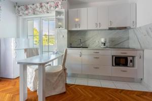 Kuchyň nebo kuchyňský kout v ubytování Apartments Vila Antula