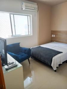 - une chambre avec un lit et un bureau avec un ordinateur dans l'établissement Pé na areia, à Récife