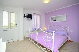 Postel nebo postele na pokoji v ubytování Apartments Ivan Marina