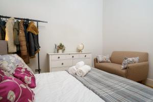 a bedroom with a bed with two towels on it at Gorgeous apartment Wood Green Palmers Green in Palmers Green