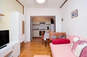 een woonkamer met een bank en een tafel bij Apartments Ivanka in Krk