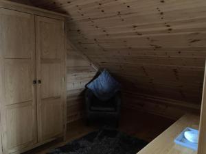 Posezení v ubytování Red Squirrel log cabin with hot tub