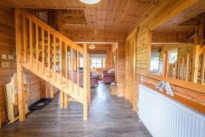 Fotografie z fotogalerie ubytování Red Squirrel log cabin with hot tub v destinaci Keith