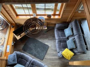 Posezení v ubytování Red Squirrel log cabin with hot tub
