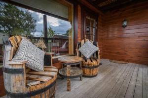 Posezení v ubytování Red Squirrel log cabin with hot tub