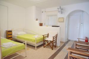 1 dormitorio con 1 cama, mesa y sillas en Milos Apartments Kardapis Ground Floor en Klima