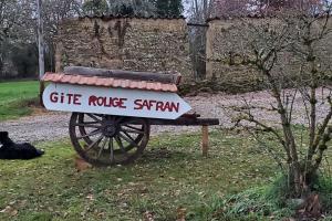 a sign that says gift rule saemark sitting on a bench at Gîte Rouge Safran pour 4 personnes in Marsac-en-Livradois