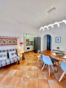 a living room with a couch and a table at Jennas-Maestrale Apartment in Àrbatax