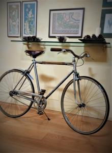 una bicicletta parcheggiata in una stanza con mensola di B&B Le Stanze del Belriguardo a Voghiera