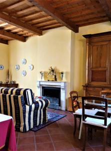 een woonkamer met een bank en een open haard bij B&B Le Stanze del Belriguardo in Voghiera