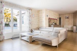 Posedenie v ubytovaní Acacias belle maison avec Piscine chauffée, Spa et Sauna