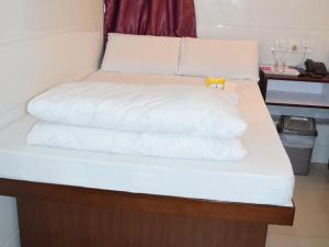 Un pat sau paturi într-o cameră la Om Guest House